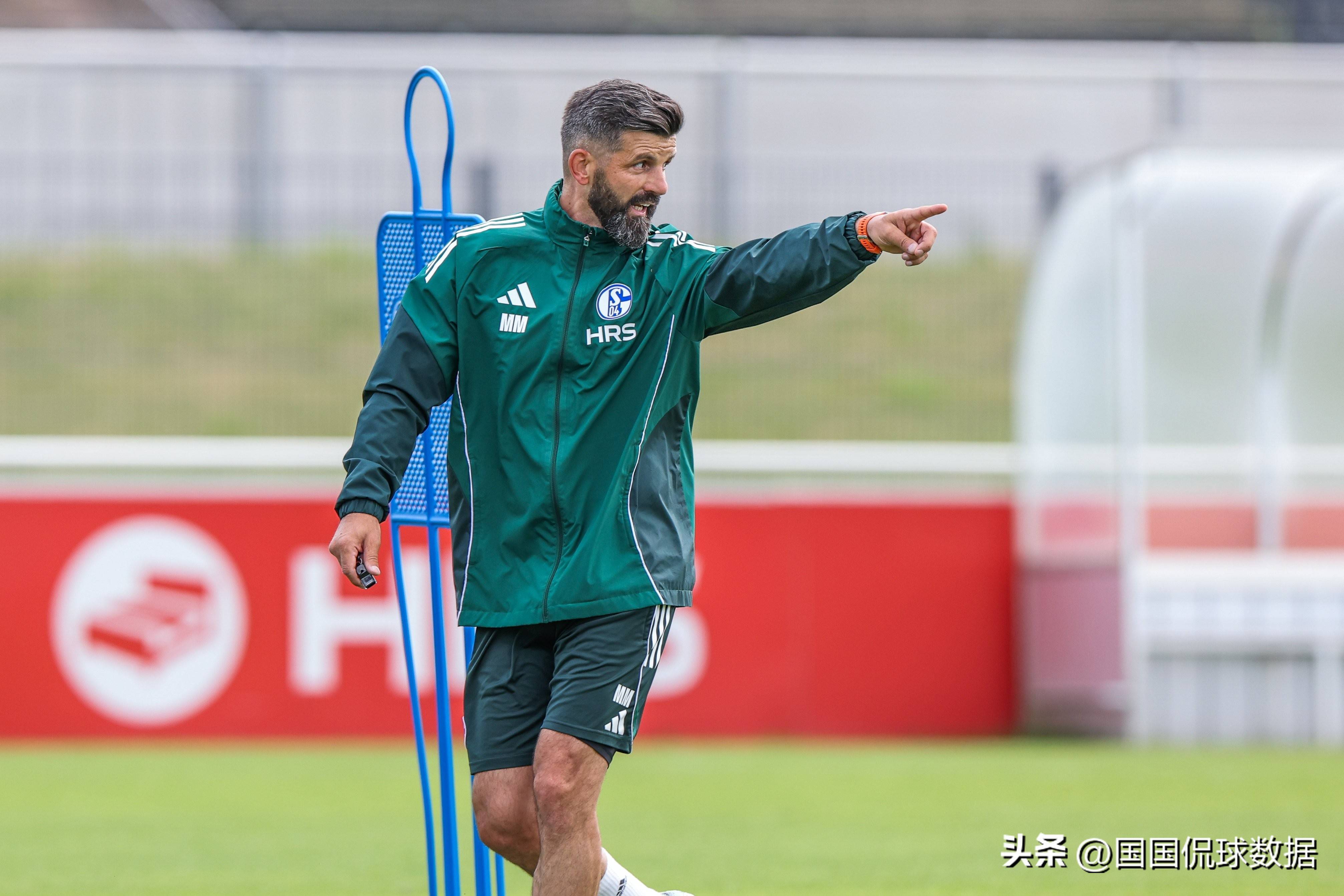 包含客场作战如履薄冰，沙尔克陷入困境的词条