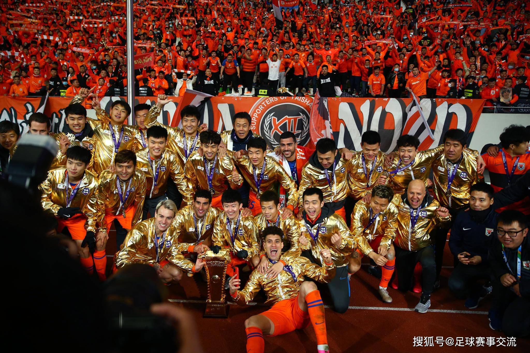 关于足球比赛竞争激烈，各队实力较量悬念未解的信息