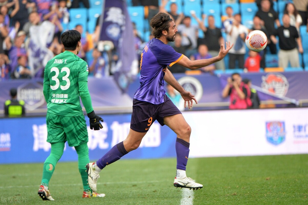 包含足球技术分析大师为球员指点迷津，备战再升级的词条