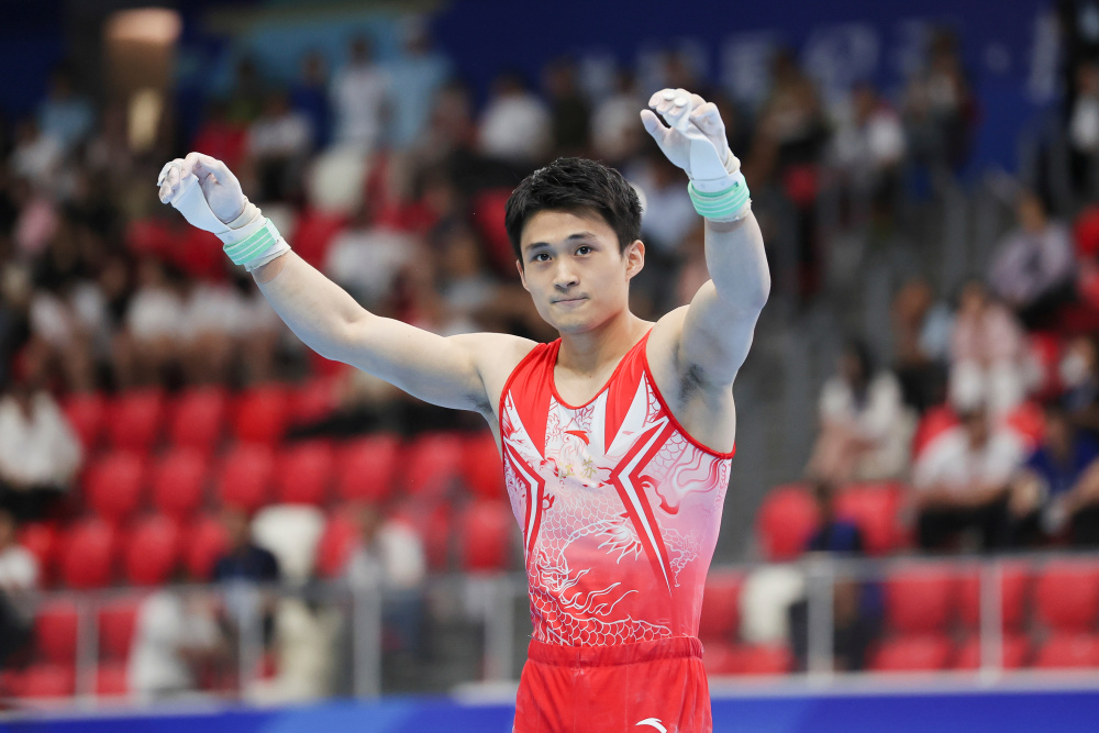 江苏男篮在比赛中展现出顽强意志，夺取胜利