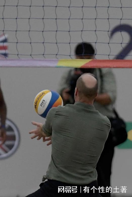 巴西选手在沙滩排球比赛中实现反超