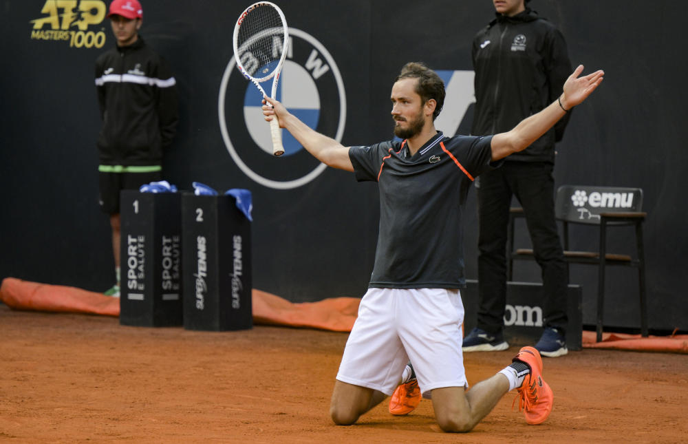 意大利网球队轻取英国网球队，梅德韦杰夫爆发神勇的简单介绍